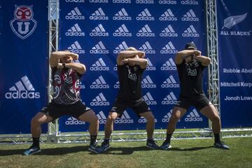 Jugadores de el equipo de rugby neozelandés All Blacks participan en una actividad extraeportiva con los jugadores de el equipo Universidad de Chile en el CDA.