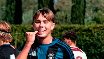 Louis Thomas, hijo de Gianluigi Buffon, celebrando un gol con el Pisa Primavera.