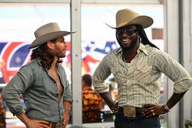 Warren Zeiders y Shabuzzi conversan en el paddock antes del Gran Premio de Estados Unidos en Austin.