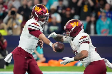 Pase del quarterback de Commanders Marcus Mariota al running back Chris Rodriguez Jr.  