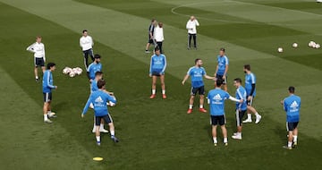 Zinedine Zidane observa, al fondo, el ejercicio de sus jugadores.