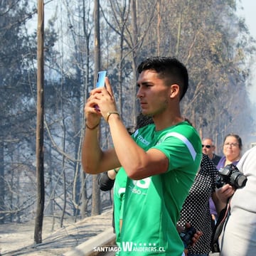 El plantel del cuadro caturro salió a la ruta, y le regaló bebidas isotónicas a los voluntarios que combaten los incendios en al región.