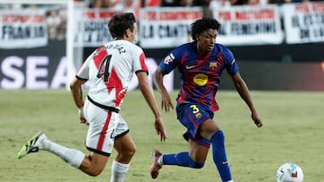 MADRID, 31/08/2025.- El defensa del FC Barcelona Alejandro Balde (d) se escapa de Pedro Díaz, del Rayo, durante el partido de la tercera jornada de LaLiga entre el Rayo Vallecano y el FC Barcelona, este domingo en el estadio de Vallecas. EFE/Chema Moya
