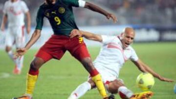 Samuel Eto&#039;o puja con Alaeddin Yahia por el control del bal&oacute;n. 