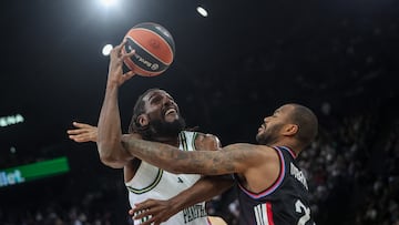Kenneth Faried, pívot del Panathinaikos, ante Amath M Baye, del París Basketball, durante el partido de la Euroliga 2025-26.
