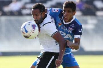 Jean Beausejour disputa el balón con Augusto Barrios.