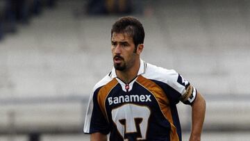 FUTBOL MEXICANO APERTURA 2002
08 September 2002: Action photo of Joaquin Beltran of Pumas, during week 6 game./Foto de accion de Joaquin Beltran de Pumas, durante juego de la semana 6. MEXSPORT/FRANCISCO VEGA