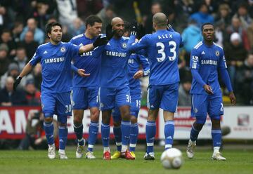 Después de un título en la década de los 50´s, el Chelsea se mantuvo entre la mediocridad de la mitad de la tabla, así como en la segunda división de Inglaterra, situación que cambió hasta finales de los 90’s y dio un giro completo con la llegada de Román Abramóvich en 2003. El empresario ruso infló el mercado de fichajes con Nicolas Anelka, Didier Drogba, Michael Ballack, Claude Makélélé y otros más. A cambio, los Blues sumaron 14 títulos ingleses a sus vitrinas, así como dos campeonatos en Europa. 