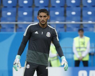 Al menos de que Guillermo Ochoa sea expulsado o se lesione, Corona podrá ver actividad en su tercera justa mundialista.