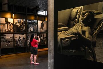 Una mujer hace una foto en el Museo Pel¨¦, en Santos (Brasil). Los seguidores del veterano jugador, considerado por muchos el m¨¢s grande de todos los tiempos, expresan esperanza por su recuperaci¨®n desde que fue hospitalizado. Pel¨¦ falleci¨® el 29 de diciembre.
