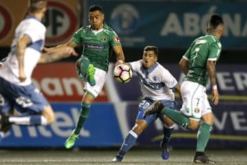 Futbol, Audax vs Universidad Catolica.
Decima fecha, cmapeonato de Clausura 2016/17.
El jugador de Audax Diego Vallejos, izquierda, disputa el balon con Carlos Lobos de Universidad Catolica durante el partido de primera division en el estadio Bicentenario La Florida de Santiago, Chile.
16/04/2017
Andres Pina/Photosport
************

Football, Audax vs Universidad Catolica.
10th date, Clousure Championship 2016/17
Audax player Diego Vallejos, left, battles for the ball against Carlos Lobos of Universidad Catolica during the first division football match held at the Bicentenario La Florida stadium in Santiago, Chile.
16/04/2017
Andres Pina/Photosport