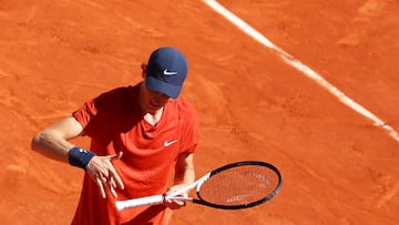 After a strong start to the semifinal at Roland-Garros, an uncomfortable Sinner began stretching and clutching his hand between points.