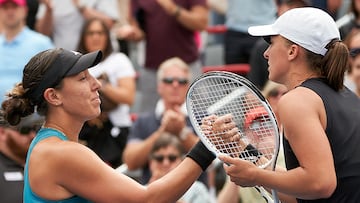 Jessica Pegula saluda a Iga Swiatek después de ganarla en Montreal.