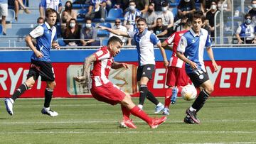 Correa, ante el Alavés.
