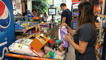 ¿Por qué las pilas y los chicles se ponen en las cajas de los supermercados?