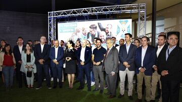 Miguel Concepción rodeado de altos cargos políticos y representantes del deportte también.