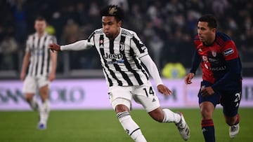 Juventus&#039; US midfielder Weston McKennie (C) outruns Cagliari&#039;s Italian defender Gabriele Zappa during the Italian Serie A football match between Juventus and Cagliari on December 21, 2021 at the Juventus stadium in Turin. (Photo by Marco BERTORELLO / AFP)