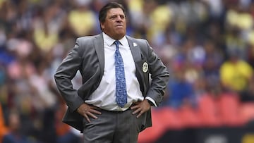 Miguel Herrera dirigiendo al América durante el Clausura 2019.