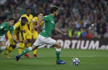 1-0. Sergio Canales marcó de penalti el primer gol. El árbitro Sánchez Martínez revisó en el VAR la jugada de Lenglet en la que corta con la mano un el disparo de Fekir.