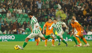 2-1. Isco, desde los once metros, lanza con su pierna derecha a la izquierda de Thibaut Courtois superando la estirada del portero belga.