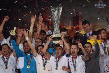 Adem¨¢s de conseguir su quinto t¨ªtulo, el Sevilla se convert¨ªa en el ¨²nico equipo que lograba ganar tres Europa League (antes Copa de la UEFA) de forma consecutiva. En la ¨²ltima final se impuso 3-1 al hist¨®rico Liverpool.