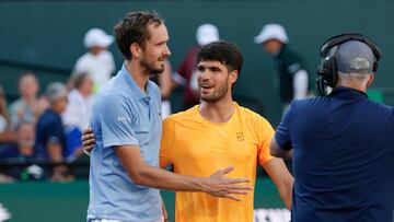 INDIAN WELLS (United States), 15/03/2026.- Daniil Medvedev of Russia (L) greets Carlos Alcaraz of Spain (R) after Medvedev defeated Alcaraz in the mens singles semifinal match on day 11 of the BNP Paribas Open tennis tournament in Indian Wells, California, USA, 14 March 2026. (Tenis, Rusia, España) EFE/EPA/JOHN G. MABANGLO