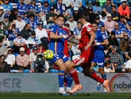 GETAFE (MADRID), 22/02/2026.- El delantero del Getafe Martín Satriano (i) lucha por el balón con el defensa del Sevilla Kike Salas (d) durante el encuentro de LaLiga entre el Getafe y en Sevilla celebrado, este domingo, en el estadio Coliseum en Getafe. EFE/ J.J. Guillén