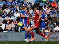 GETAFE (MADRID), 22/02/2026.- El delantero del Getafe Martín Satriano (i) lucha por el balón con el defensa del Sevilla Kike Salas (d) durante el encuentro de LaLiga entre el Getafe y en Sevilla celebrado, este domingo, en el estadio Coliseum en Getafe. EFE/ J.J. Guillén