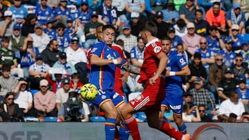 GETAFE (MADRID), 22/02/2026.- El delantero del Getafe Martín Satriano (i) lucha por el balón con el defensa del Sevilla Kike Salas (d) durante el encuentro de LaLiga entre el Getafe y en Sevilla celebrado, este domingo, en el estadio Coliseum en Getafe. EFE/ J.J. Guillén