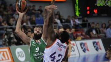 Giannis Bourousis lanza ante Dunston.