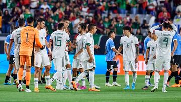 Fotografía de jugadores de la Selección Mexicana después de enfrentar a Uruguay en Phoenix, Arizona