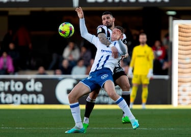 El canterano atlético demostró su olfato goleador. A los cuatro minutos estaba en el sitio exacto para cazar el rechace del portero del Cartagena. En Tenerife parece que empieza a recuperar su mejor versión.
