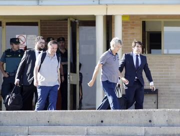 ?ngel Mar¨ªa Villar y su hijo Gorka saliendo de la prisi¨®n de Soto del Real.