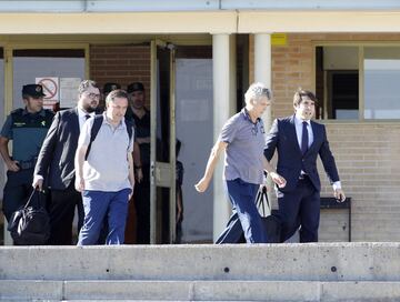 Ángel María Villar y su hijo Gorka saliendo de la prisión de Soto del Real.