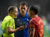 OVIEDO, 14/03/2026.- El delantero del Valencia Hugo Duro (d) habla con el árbitro del encuentro Miguel Sesma durante el partido de la jornada 28 de LaLiga EA Sports que disputan el Real Oviedo y el Valencia CF este sábado, en el estadio Carlos Tartiere de Oviedo. EFE/ Eloy Alonso