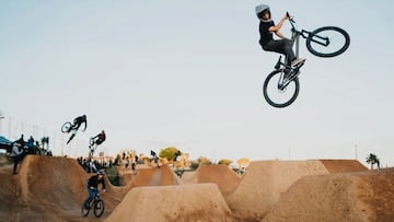 Una piloto de MTB salta sobre un salto de tierra en La Poma Bikepark, Premià de Dalt (Barcelona) durante las Dirt Sessions celebradas el 11-12 de diciembre del 2021.