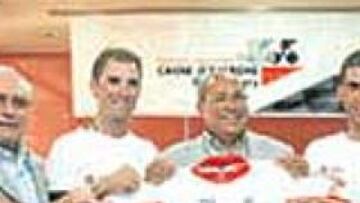 <b>SELECCIÓN. </b>Valverde y Pereiro presentaron el sponsor Alcobendas.