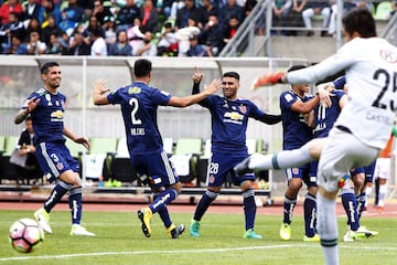 El jugador de Universidad de Chile Sebastian Ubilla,  centro, celebra con sus compaeros su gol contra Santiago Wanderers durante el partido de primera division disputado en el estadio Elias Figueroa de Valparaiso, Chile.