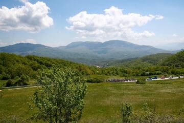 El pelotón durante la novena etapa del Giro de Italia 2022 con un recorrido de 191 kilómetros entre Isernia y Blockhaus.