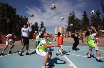 El Real Madrid enseña a jugar al fútbol a los niños palestinos