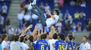 Nico Pareja, manteado por sus compañeros en la despedida del Espanyol, en 2010 en Cornellà.