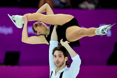Uno de los más bellos espectáculos que puede presenciar un aficionado al deporte es, sin duda, el patinaje, como puede comprobarse en esta fotografía, en la que se ve en acción a los italianos Sara Conti y Niccolo Macii durante el programa de patinaje libre por parejas del Campeonato Europeo que se disputó en Kaunas (Lituania).