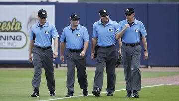 De acuerdo con un reporte de Bob Nightengale los umpires reciben entre 110,000 y 432,800 dólares, por lo que la reducción el 35% del salario iría de los 38,500 a los 151,480 USD.