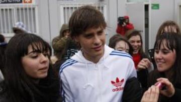 Canales: "Me da vergüenza que me esperen tantas chicas"