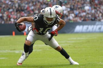 MEXICO CITY, MEXICO - NOVEMBER 19: Seth Roberts #10 of the Oakland Raiders attempts to break a tackle from Jonathan Jones #31 of the New England Patriots during the first half at Estadio Azteca on November 19, 2017 in Mexico City, Mexico.   Buda Mendes/Getty Images/AFP
== FOR NEWSPAPERS, INTERNET, TELCOS & TELEVISION USE ONLY ==
