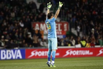 El portero chileno Claudio Bravo tras el sexto gol de su equipo ante el Elche de Enzo Roco.