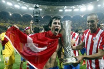 Arda celebra en el Estadio Nacional de Bucarest con la copa de Europa League conseguida por el equipo madrileño.