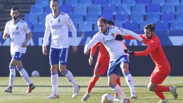 Vada intenta irse de dos contrarios en el amistoso de esta mañana contra el Andorra.