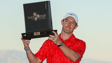 Rory McIlroy posa con el trofeo de campeón de la CJ Cup en el The Summit Club de Las Vegas, Nevada.