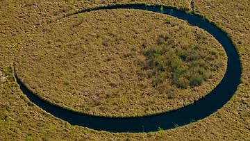 Conocida como el Ojo, el islote se encuentra a las afueras de la ciudad de Buenos Aires, fue descubierta en el año 2003 y mide 118 metros por 120 metros de diámetro.